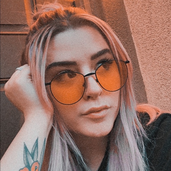 LAST ONE! Classic Bella | Sunnies - Picture 4 of 6